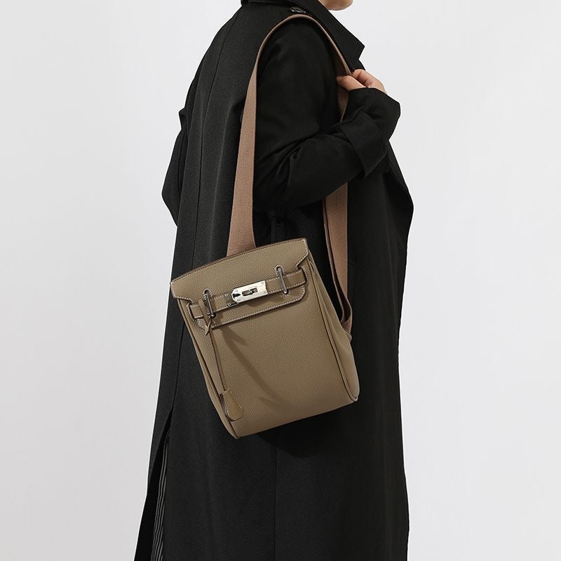 Sac à Bandoulière Homme Noir Élégant avec Fermoir Métallique Argenté